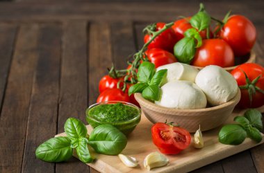 Fesleğen ve domatesli taze mozzarella peyniri.