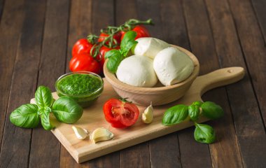 Fesleğen ve domatesli taze mozzarella peyniri.