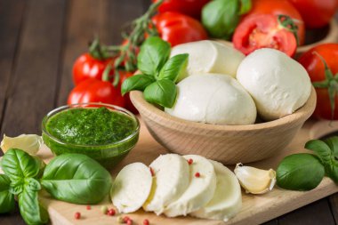 Fesleğen ve domatesli taze mozzarella peyniri.