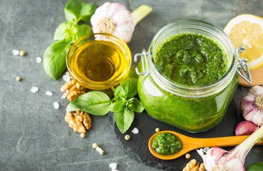 Taze pesto sosu ve cam kavanozdaki malzemeler.