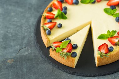 Klasik ev yapımı taze meyveli New York peynirli kek.