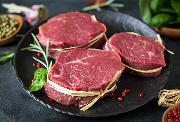 Nyers Bio Marhahús Fűszerekkel — Stock Fotó