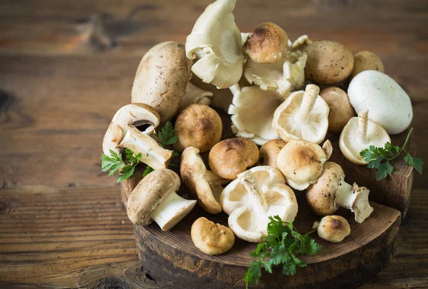 Tahta masada taze karışık mantarlar.