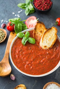 Taş zeminde taze ev yapımı domates çorbası.