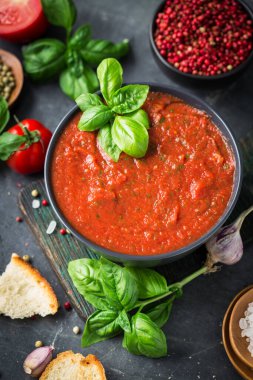 Taş zeminde taze ev yapımı domates çorbası.