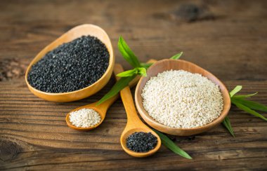 Tahta kasede siyah ve beyaz susam tohumu