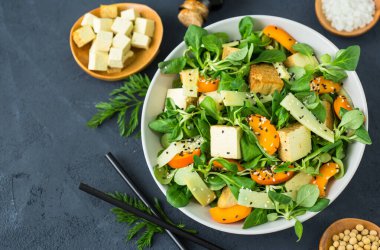 Susam tohumlu taze tofu salatası, mısır salatası, kayısı ve bambu.