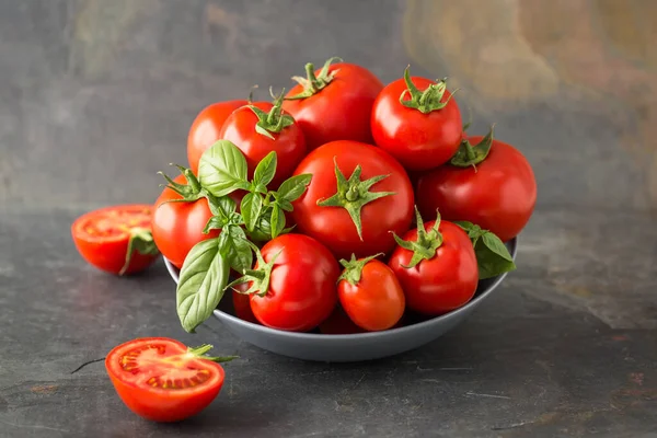 Tomates Biologiques Mûres Basilic Dans Bol — Photo