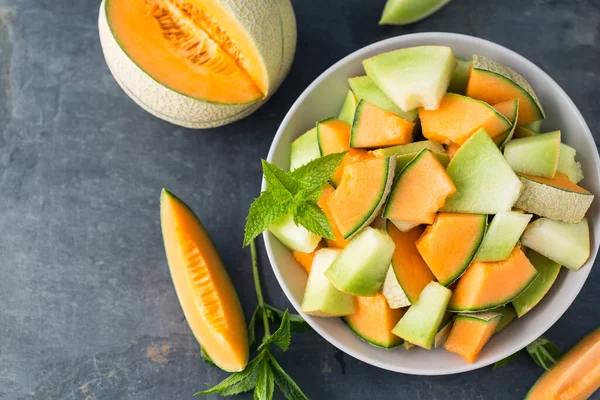 Tabakta taze kavunlar dilimlenmiş.