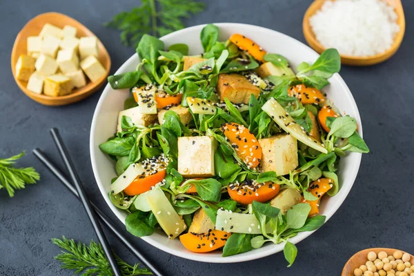Susam tohumlu taze tofu salatası, mısır salatası, kayısı ve bambu.