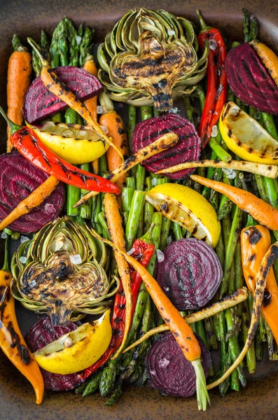 料理鍋の中の健康的なロースト野菜 ロイヤリティフリーのストック写真