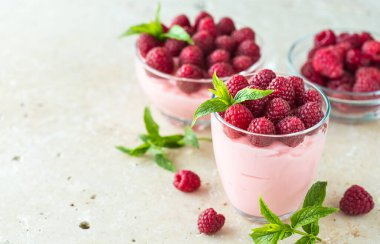 Cam kasede ahududu tatlısı