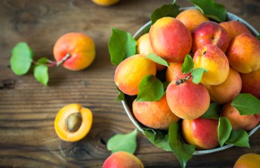 Tahta masada taze organik kayısılar.