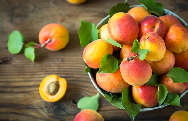 Tahta masada taze organik kayısılar.
