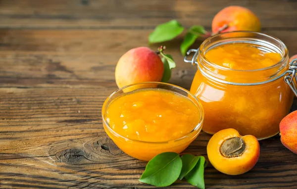 Kavanozda ev yapımı kayısı reçeli ve kase