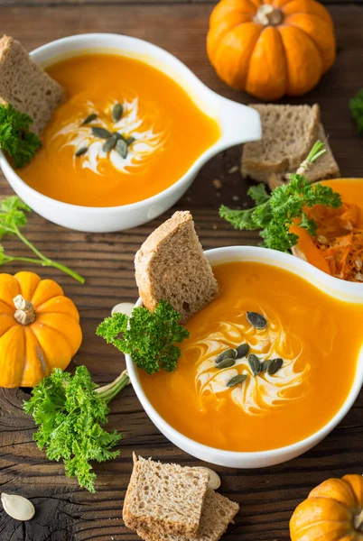 Maydanozlu ve kremalı balkabağı çorbası.