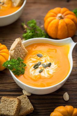 Maydanozlu ve kremalı balkabağı çorbası.