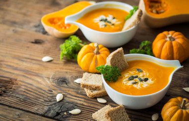 Maydanozlu ve kremalı balkabağı çorbası.