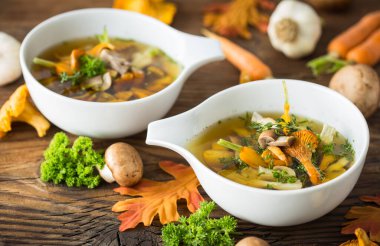 Ahşap zemin üzerinde taze mantar çorbası.