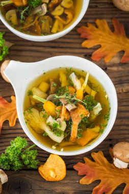 Ahşap zemin üzerinde taze mantar çorbası.