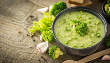 Tahta masada taze brokoli çorbası.