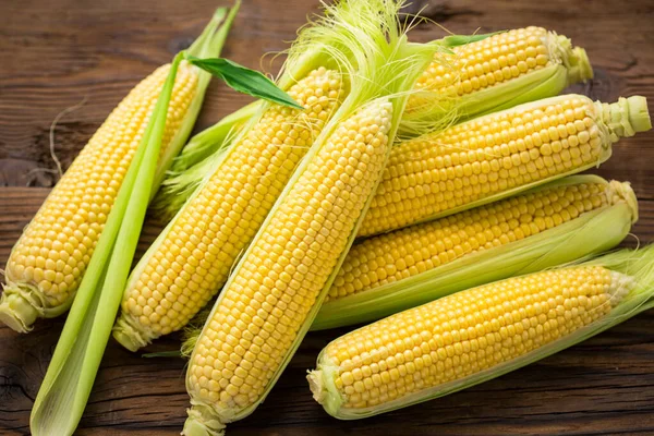 Tahta masadaki koçanlarda taze mısır.