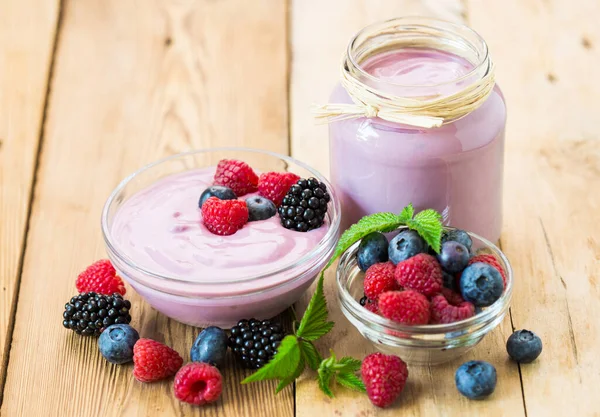 Frischer Beerenfruchtjoghurt Mit Waldfrüchten Und Minze — Stockfoto