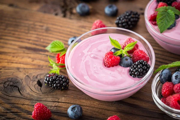 Frischer Beerenfruchtjoghurt Mit Waldfrüchten Und Minze — Stockfoto