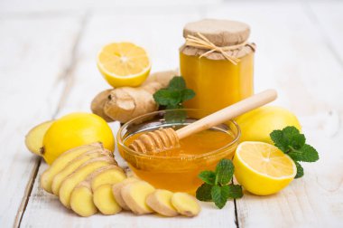 Taze bal, zencefil ve limon