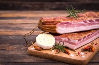 Tahtada ev yapımı füme domuz pastırması.