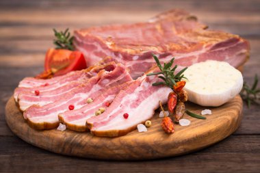 Tahtada ev yapımı füme domuz pastırması.