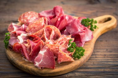 Lezzetli salamlı et tabağı, dilimlenmiş jambon, sosis ve pastırma.