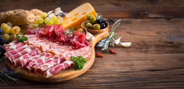 Prosciutto, salam, jambon, peynir, ekmek ve zeytin ile kesme tahtası