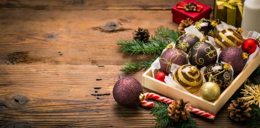 Noel süsü, Noel topları tahta arka plandaki kutuda.