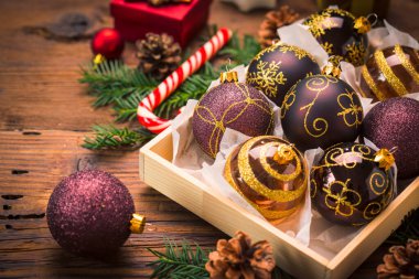 Noel süsü, Noel topları tahta arka plandaki kutuda.