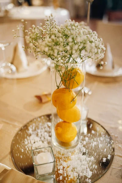 Composición Con Limones Flores Jarrón Transparente Sobre Mesa Banquete Imagen De Stock