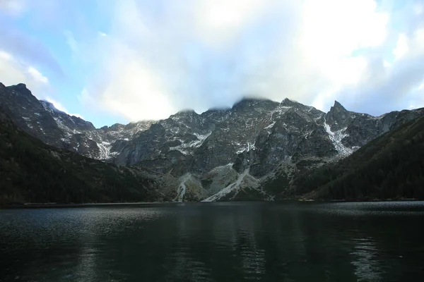 风景如画的山湖海眼 雷比波托克山谷 莫尔斯基 奥科是塔特拉高山上最大的山湖 靠近扎科帕内 位于波兰一侧的山脉 在雷西山顶 1395 2018年10月6日 — 图库照片