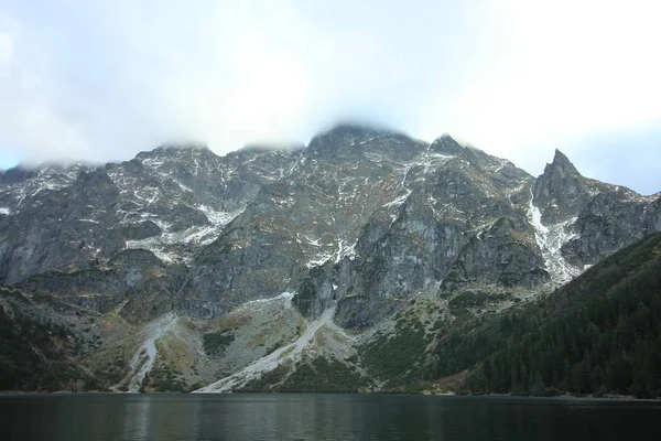 絵のような山湖海眼 Rybi コジナ渓谷 ポーランド Morskie Oko が最大の山湖ヴィラ マリロールのピークの下で 山のポーランド側に横たわって ザコパネの近くのタトラ高山 — ストック写真