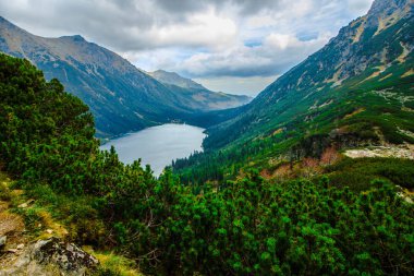Dağ gölü deniz göz. Morskie Oko olduğu en büyük dağ gölü Rybi Potok Valley, Zakopane, Polonya tarafında dağlar, Rysy tepe altında yatan yakınındaki Tatras (1395,4 m). 6 Ekim 2018.