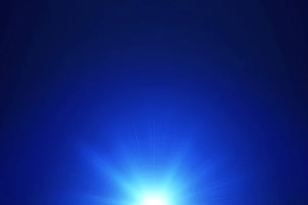 蓝色透镜耀斑与明亮的光隔绝在黑背景在技术概念 — 图库照片