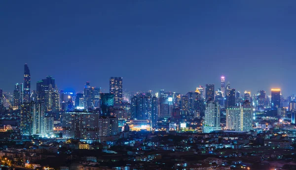 Akıllı şehir. Finans bölgesine ve gökdelen binalar. Bangkok şehir merkezinde gece, Tayland.