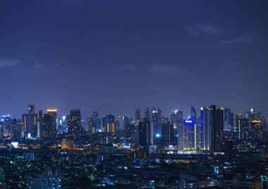 Akıllı şehir. Finans bölgesine ve gökdelen binalar. Bangkok şehir merkezinde gece, Tayland.