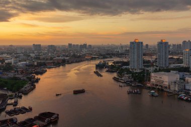 Finans bölgesine ve gökdelen binalarda Chao Phraya Nehri'nin eğrisi. Bangkok şehir. Kent merkezinde gün batımında, Tayland.