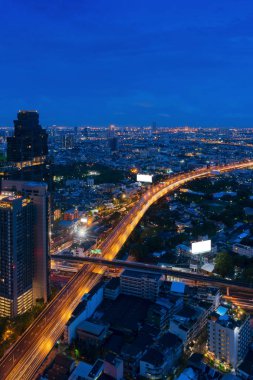 Akıllı şehir kavşak. Finans bölgesine ve gökdelen binalarda Bangkok şehir. Kent merkezinde gece, Tayland.