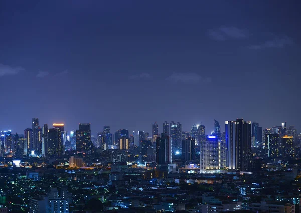 Akıllı şehir. Finans bölgesine ve gökdelen binalar. Bangkok şehir merkezinde gece, Tayland.