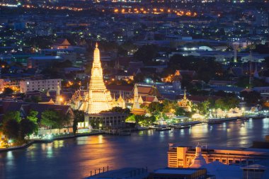 Şafak Tapınağı Bangkok şehir, Tayland gece Chao Phraya Nehri ile. Budist Tapınağı.