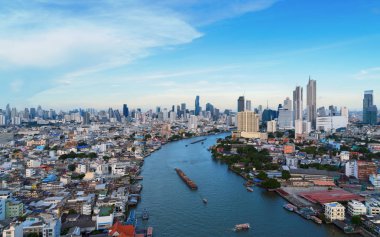 Akıllı şehir. Finans bölgesine, gökdelen binalar ve Chao Phraya Nehri. Bangkok şehir merkezinde öğle saatlerinde, Tayland mavi gökyüzü ile.