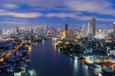 Akıllı şehir. Finans bölgesine ve gökdelen binalar Chao Phraya River. Bangkok şehir merkezinde gece, Tayland.