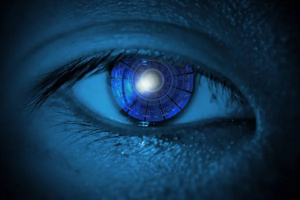 Κοντινά Πλάνα Του Ανδρικού Μάτι Ηλεκτρονικά Μπλε Μάτια Και Hud — Φωτογραφία Αρχείου
