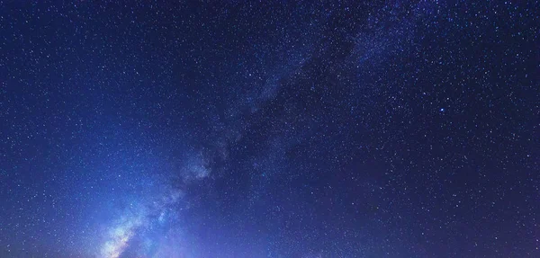 Vintergatan Med Ljusa Stjärnor Blå Himmel Bakgrund Natten Teknik Koncept — Stockfoto